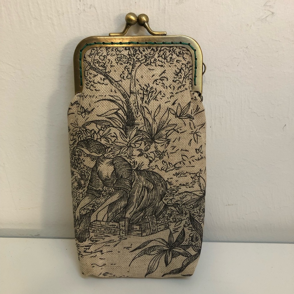 Vintage Style Beige and Black Kiss Lock Clutch